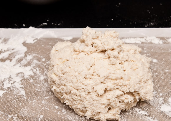 1. Этап. Печенье на смальце: Тесто еще рыхлое, поэтому его надо подмесить еще на столе, присыпанном мукой (удобно силиконовый коврик для этого использовать, также он подходит для выпечки.