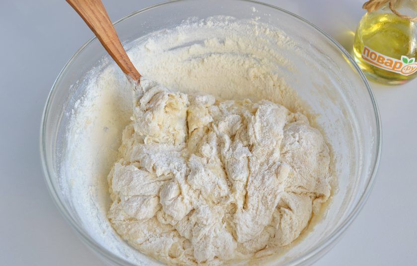 1. Этап. Пирог с мойвой и укропом: 4. Частями вводите оставшуюся муку, замешивайте тесто сначала ложкой, потом домесите на столе.