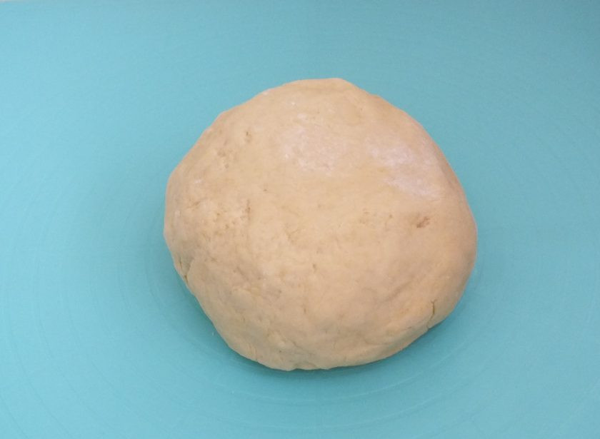 1. Этап. Торт Любава: Замесите мягкое тесто. Если тесто прилипает к рукам, то частями добавьте еще 0,5 стакана, но не более, чтобы не забить тесто мукой.