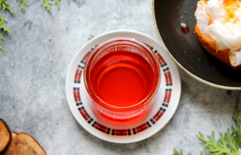 1. Этап. Красное масло: Процедите масло через марлю сложенную в несколько слоев. Красное масло остудите и уберите на хранение в холодильник.