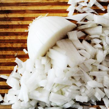 1. Этап. Американский бутерброд с говядиной: Мелко нарезать лук.