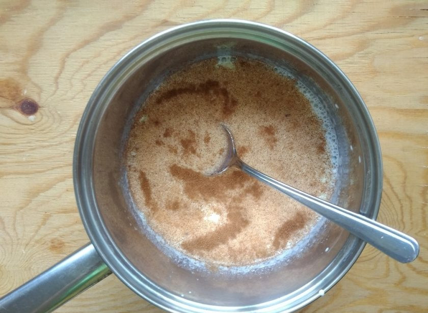 1. Этап. Молочные желейные конфеты: 4. Затем добавьте сахар и корицу. Всё перемешайте.