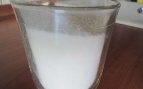 1. Этап. Заварное тесто на растительном масле: 2. Всыпаем просеянную муку и начинаем быстро замешивать тесто, пока вода и масло не остыли.