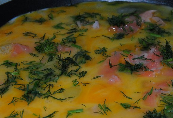 1. Этап. Яичница с семгой: После этого переливаем на сковороду яичную смесь и посыпаем все измельченным укропом.