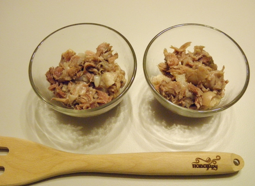 1. Этап. Студень из свиных ножек: Возьмите не большие тарелочки для студня. Разложите равномерно мясо и более жирные кусочки.