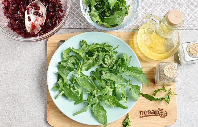 1. Этап. Салат из вареной свеклы с рукколой: Разложите рукколу по тарелкам.