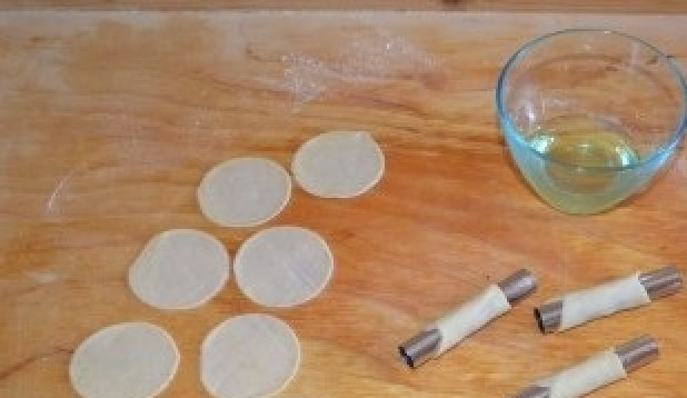 1. Этап. Итальянское пирожное Канолли: 4. Закрутите тесто на металлические трубочки (их также можно сделать из картона, обернув его фольгой), концы склейте яичным белком.