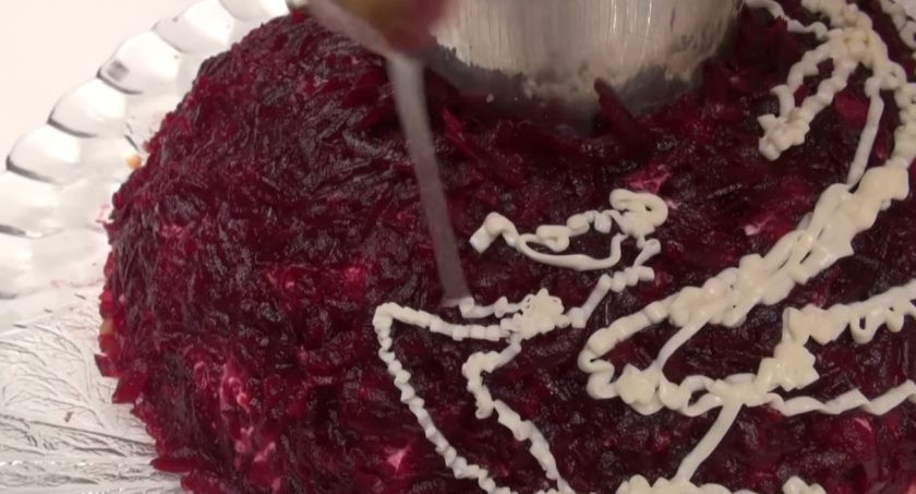 1. Этап. Гранатовый браслет рецепт классический: Все хорошенько разровняйте и покройте майонезом. Майонез нужно равномерно распределить вилочкой.