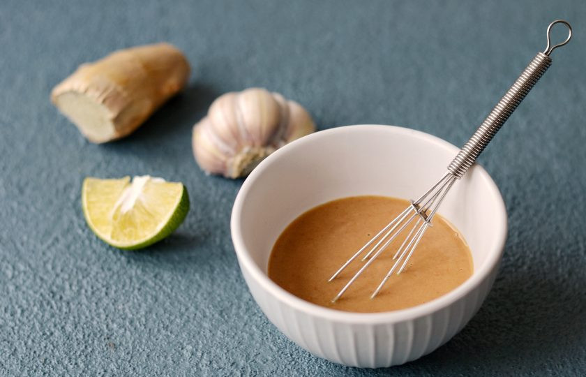 1. Этап. Спагетти из моркови: Для соуса смешайте арахисовую пасту, соевый соус, перец чили, сок лайма и воду до однородной кремовой консистенции. Добавьте тертый на мелкой терке корень имбиря и чеснок. Влейте соус в спагетти из моркови.