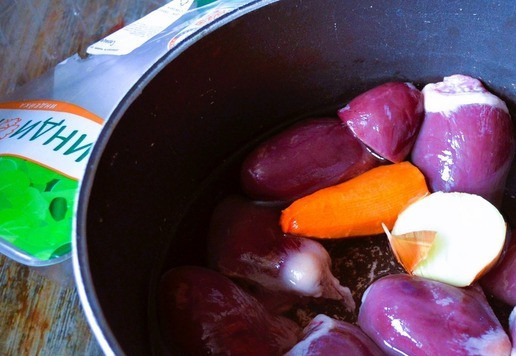 1. Этап. Макаронный салат с сердцем индейки: Заранее отварить сердце с добавлением лука, моркови, лаврового листа, посолить по вкусу.