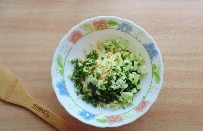 1. Этап. Салат с кальмарами и перепелиными яйцами: Свежий огурец и зеленый лук мелко нарежьте.