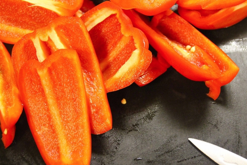 1. Этап. Запеченный болгарский перец: Помойте, нарежьте дольками болгарский перец, смотрите, чтобы не осталось косточек на стенках.