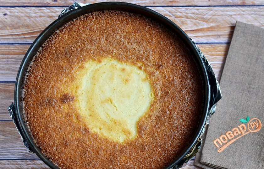 1. Этап. Манник на простокваше: 7. Выпекайте манник в разогретой до 180 градусов духовке 30 минут. Остудите в форме, потом ножом пройдитесь по краю, снимите кольцо, удалите пергамент.