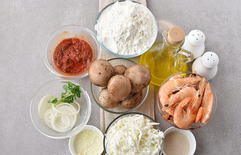 1. Этап. Пицца с креветками и грибами: Подготовьте ингредиенты.