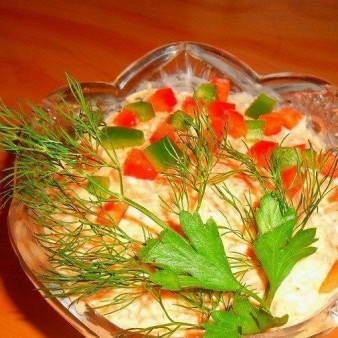 Салат сырный с чесноком и морковью