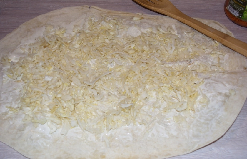 1. Этап. Овощной рулет из лаваша: Лист лаваша с одной стороны нужно смазать майонезом. Нашинкуйте белокочанную капусту. Она — самое лучше в это время года. Капусту посолите и поперчите. Добавьте немного сахара. Помните капусту руками, чтоб она дала сок. Теперь распределите капусту по всему лавашу.