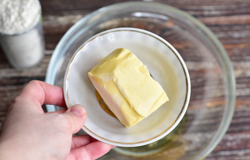 1. Этап. Печенье Недотрога: Выложите сливочное масло комнатной температуры.