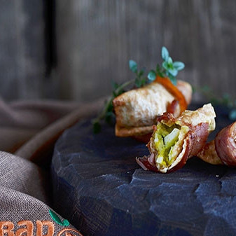 Рулетики из бекона с авокадо