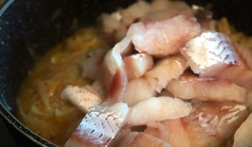 1. Этап. Солянка рыбная оригинальная: Выложить в кастрюлю треску, перемешать, тушить под крышкой 10 минут.