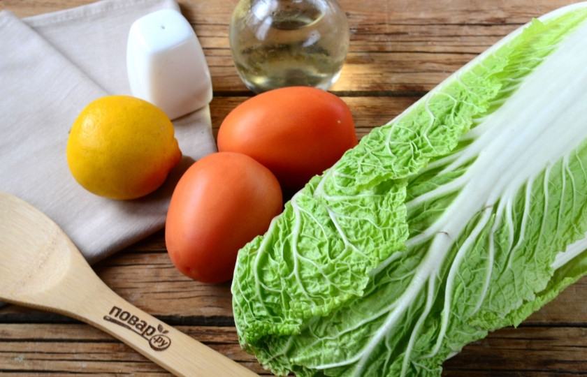 1. Этап. Салат из пекинской капусты и помидоров: Подготовьте все необходимые ингредиенты. Овощи ополосните под проточной водой.