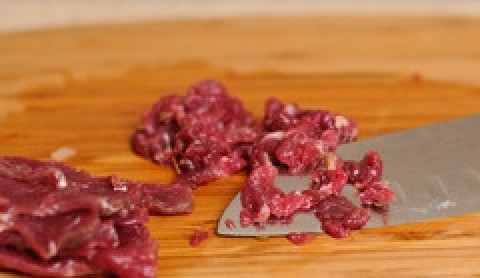 1. Этап. Мясной пирог с картофелем: мелко нарежьте мясо,