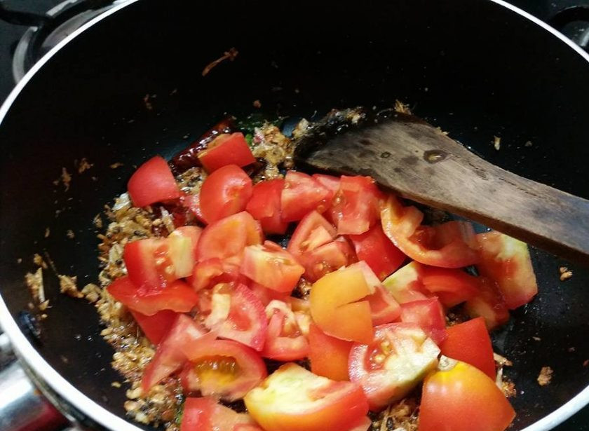 1. Этап. Индийский суп Расам: 3. Добавьте нарезанные помидоры в сковороду с луком, тушите овощи до мягкости.