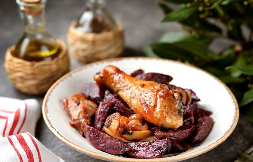 1. Этап. Батат с курицей в духовке: Готовое блюдо разложите по порционным тарелкам. Курица с бататом в духовке готова. Приятного аппетита!