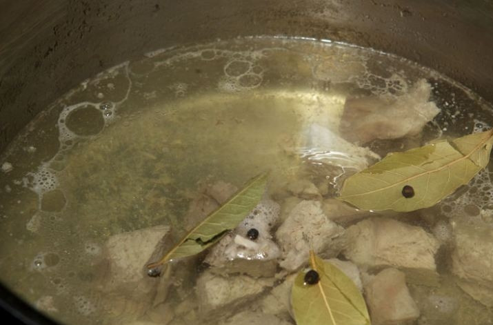 1. Этап. Суп из крапивы и щавеля: Мясо достаньте, порежте на порции, закиньте лавровый лист и перец.