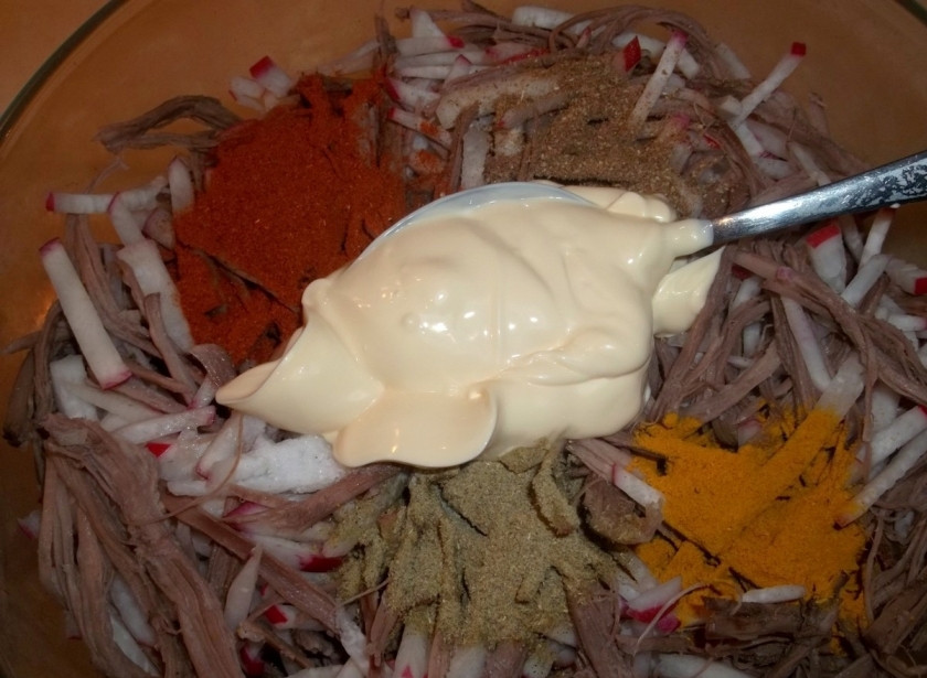 1. Этап. Салат из говядины и редиса: Добавить майонез и хорошенько перемешать.