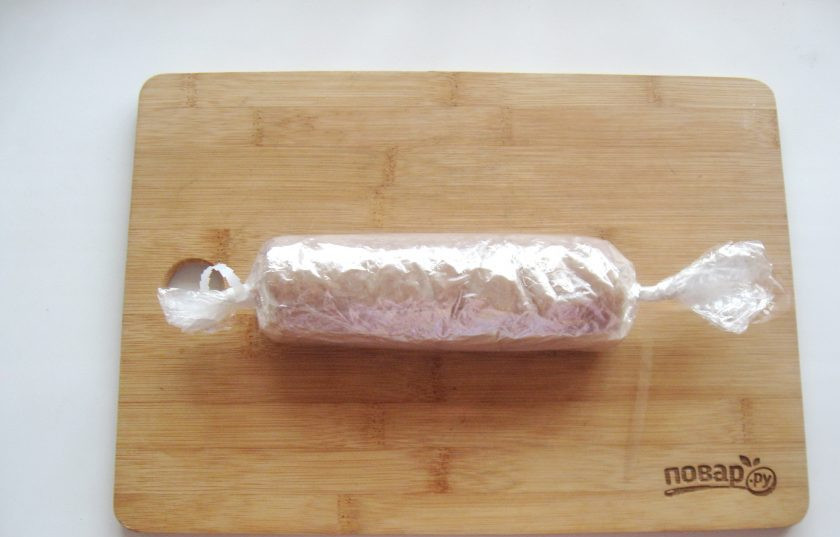 1. Этап. Домашняя колбаса в пакете: Плотно заверните фарш, хорошо закрепляя концы пакета.