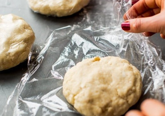 1. Этап. Ругелах: 3. Разделите тесто на 3 части. Каждую скатайте в шарик и заверните в пищевую пленку. Оставьте в холодильнике на пару часов.