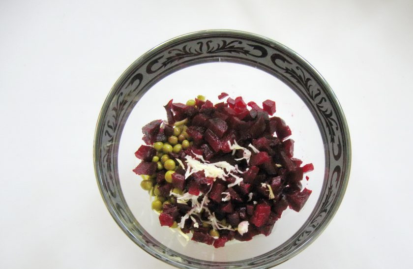 1. Этап. Салат из свеклы с зеленым горошком: Чеснок очистите, измельчите и также выложите в салат.