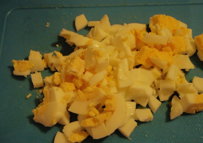 1. Этап. Рыбный салат из консервов сайры: 3. Яйца помещаю в кастрюлю и заливаю холодной водой, отвариваю после закипания 7-10 минут, затем отправляю под холодную воду. Очищаю от скорлупы и нарезаю небольшими кусочками.