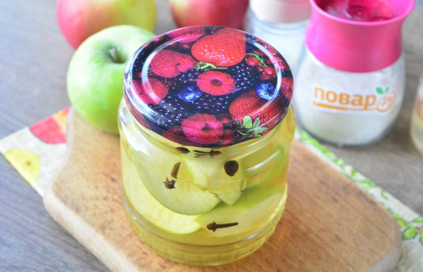 1. Этап. Маринованные яблоки на зиму без стерилизации: Маринованные яблоки храните в прохладной кладовой до зимы. Выход — две баночки по 0,5 литра. Приятного аппетита!