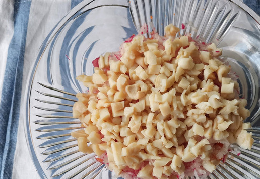 1. Этап. Салат Новатор: Нарезать небольшими кусочками консервированный кальмар.