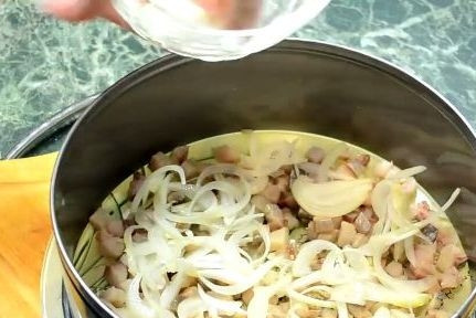 1. Этап. Салат Новогодняя ночь с селедкой: 5. Не забывайте каждый слой промазывать майонезом. На сельдь мы выкладываем маринованный лук.