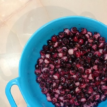 1. Этап. Варенье из ирги: Бланшированную ягоду вынуть из воды и дать ей стечь.