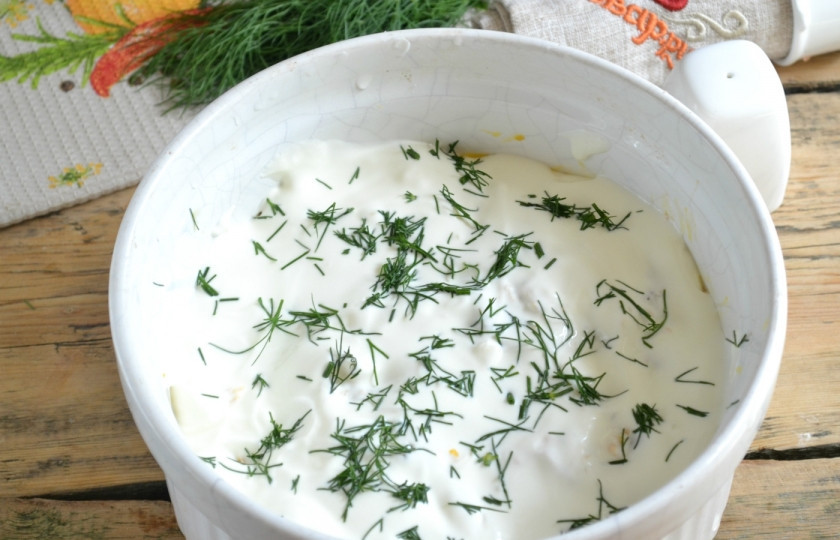 1. Этап. Мясо в духовке со сметаной: Мелко порубленный укроп смешайте со сметаной, залейте полученной смесью мясо. Отправьте в духовку на 35-45 минут (температура запекания 180 градусов).