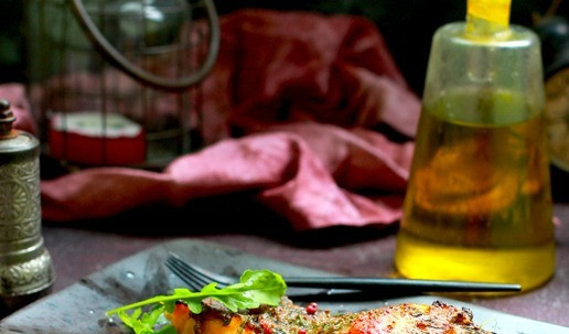 1. Этап. Лосось под горчичной корочкой: Рыбу выложить в форму, немного натереть солью, а затем полить приготовленным маринадом. Отправить в заранее разогретую до 200 С духовку на 15 минут.