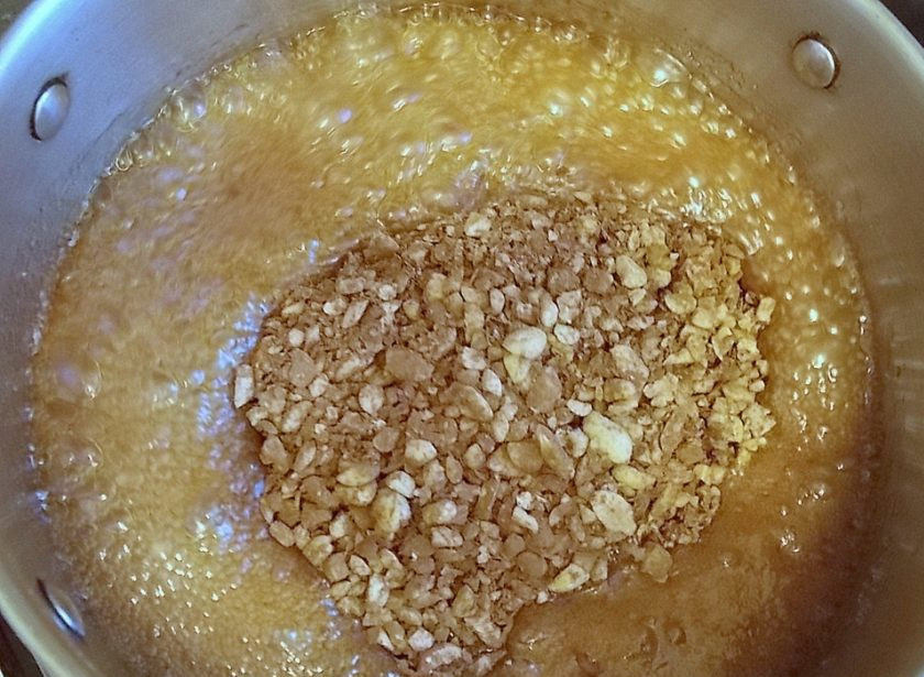 1. Этап. Вафельный торт Грильяж: Всыпьте орехи в кипящую массу, перемешайте и варите еще 2 минуты.