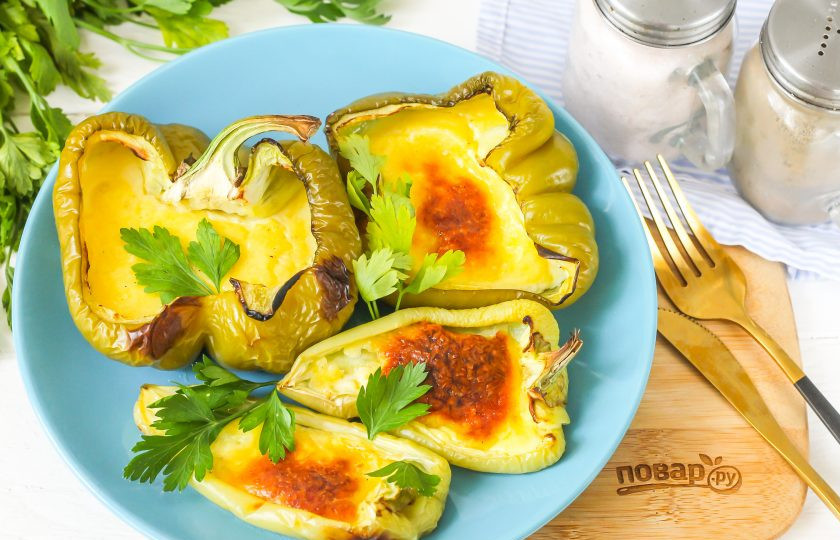 1. Этап. Запеченные перцы с фетой: Выложите приготовленное блюдо на тарелку и подайте к столу теплым, пока сыр расплавлен.