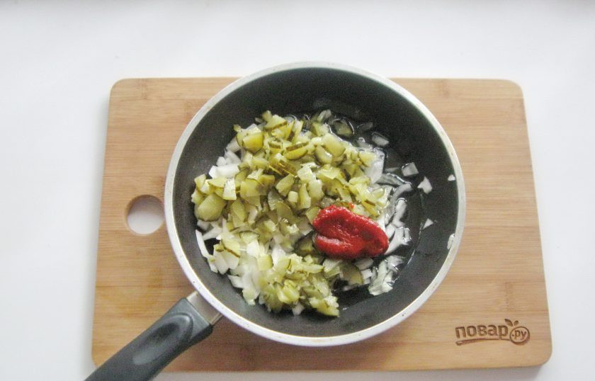 1. Этап. Солянка с солеными грибами: Туда же выложите томатную пасту.