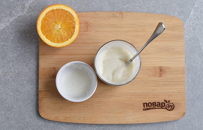 1. Этап. Рождественский кекс: Пока печется кекс, смешайте сахарную пудру, ванильный экстракт и сливки, добавляя их по половине ложки, пока не образуется густая гладкая глазурь.