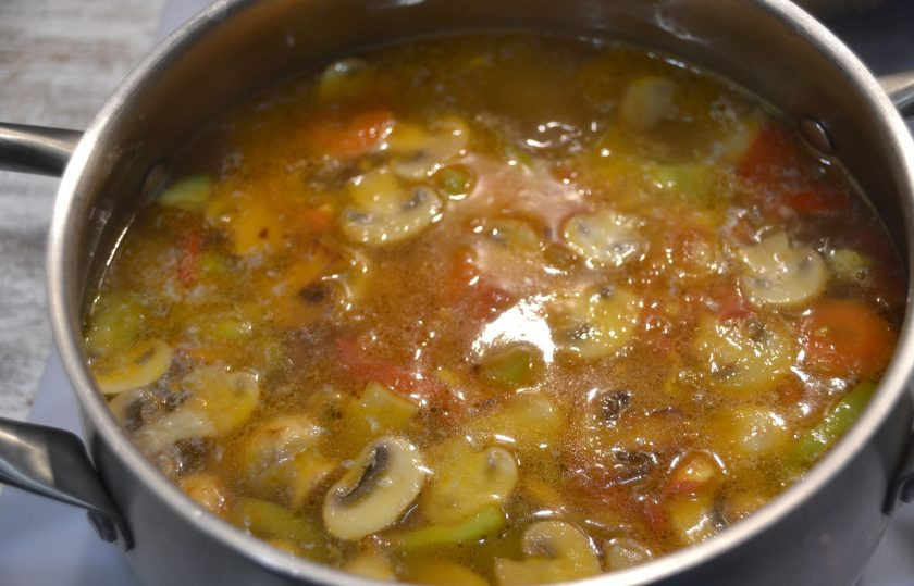 1. Этап. Тушеная картошка без мяса: Добавьте овощную зажарку к картошке только тогда, когда картофель уже станет мягким, так как кислота, содержащаяся в помидорах может не дать картошке развариться и она будет твердой. За 5 минут до окончания варки добавьте чеснок, острый перец, лавровый лист, зелень петрушки.