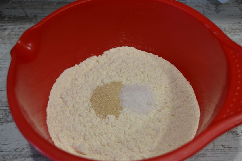 1. Этап. Пшеничный багет: Смешайте муку, соль и сухие дрожжи.