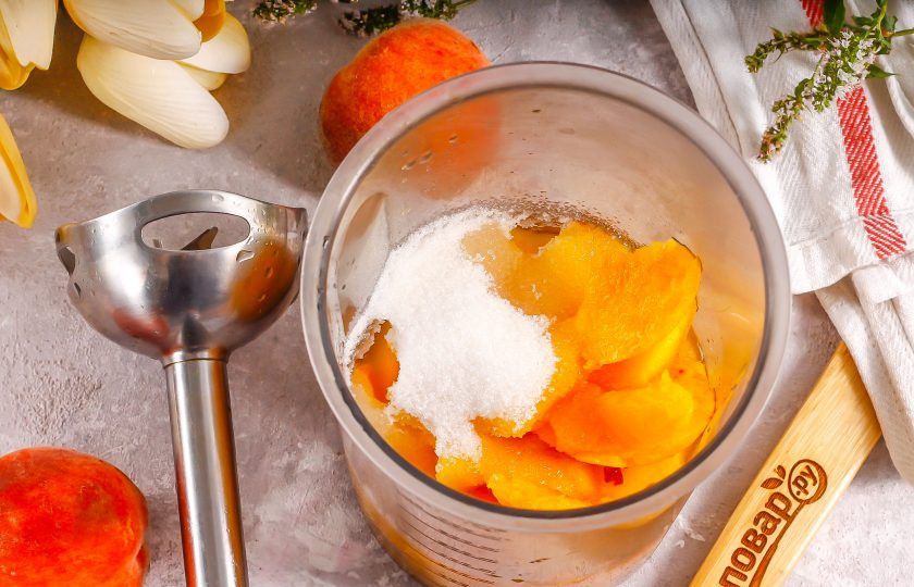 1. Этап. Муссовый торт Персик: Влейте горячую воду, всыпьте мякоть персиков, 100 грамм сахарного песка и отпюрируйте всю массу.