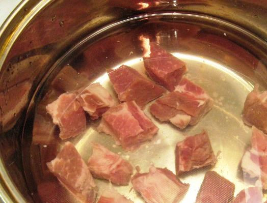 1. Этап. Суп с яйцом и мясом: Мясо порежьте и сварите в течение часа.