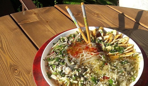 1. Этап. Кукси-корейский холодный суп: Осталось добавить кунжут. Кунжут будет вкуснее, если его слегка обжарить. Супчик вкусный, легкий, сытный. Приятного аппетита!