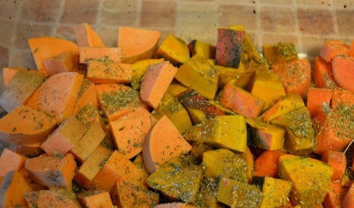 1. Этап. Гречневая каша с запечёнными овощами: Овощи помыть, нарезать небольшими одинаковыми кусочками. Выложить в форму для выпечки. Посыпать сушёным тимьяном.