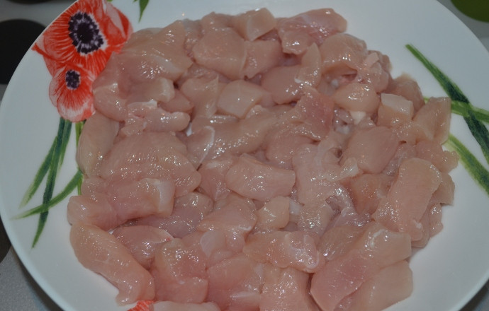 1. Этап. Пирог с курицей в мультиварке: 5. За это время можно заняться начинкой. Пирог с курицей в мультиварке в домашних условиях можно разнообразить начинкой по вкусу. Куриное филе вымыть, просушить и нарезать небольшими кусочками. Посолить и поперчить, добавить любимые специи, свежую или сушеную зелень.